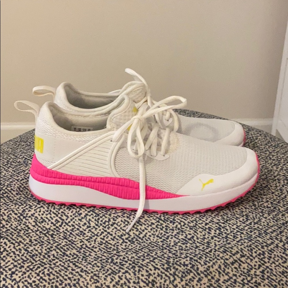 Pristine White Hot Pink Puma sneakers Tennis shoes